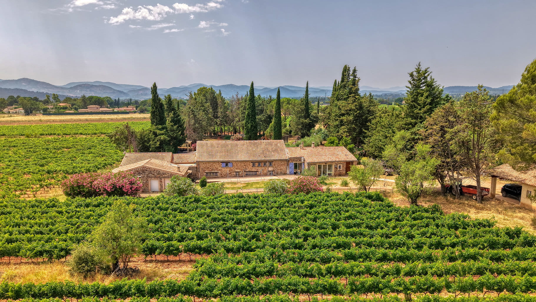 Attractive farmhouse with separate house and apartment