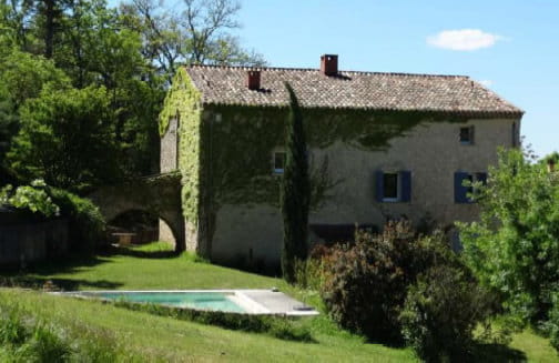 A vineyard estate with a main house and dependencies